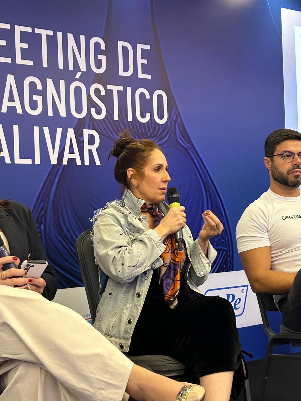 Dra. Riane Aguiar falando no Meeting de Diagnóstico Salivar