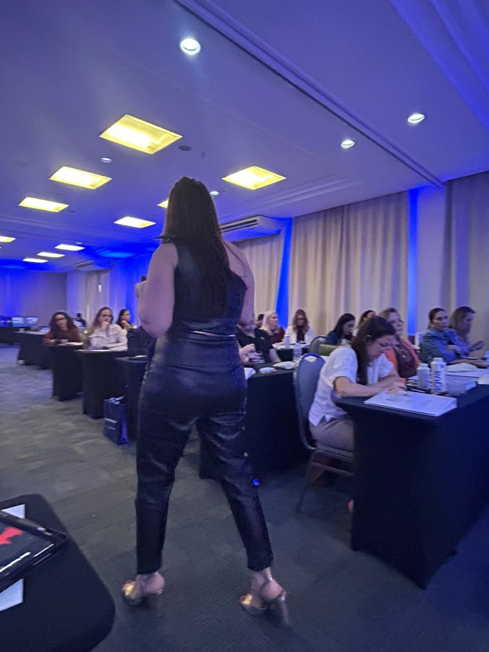 Dra. Riane Aguiar ministrando aula para uma turma