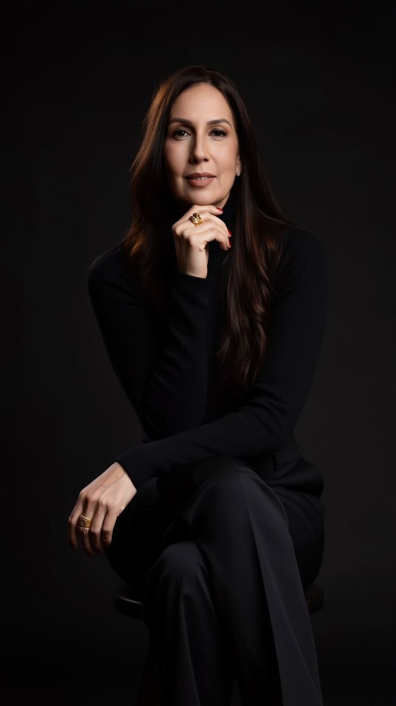 Dra. Riane Aguiar em retrato de estúdio