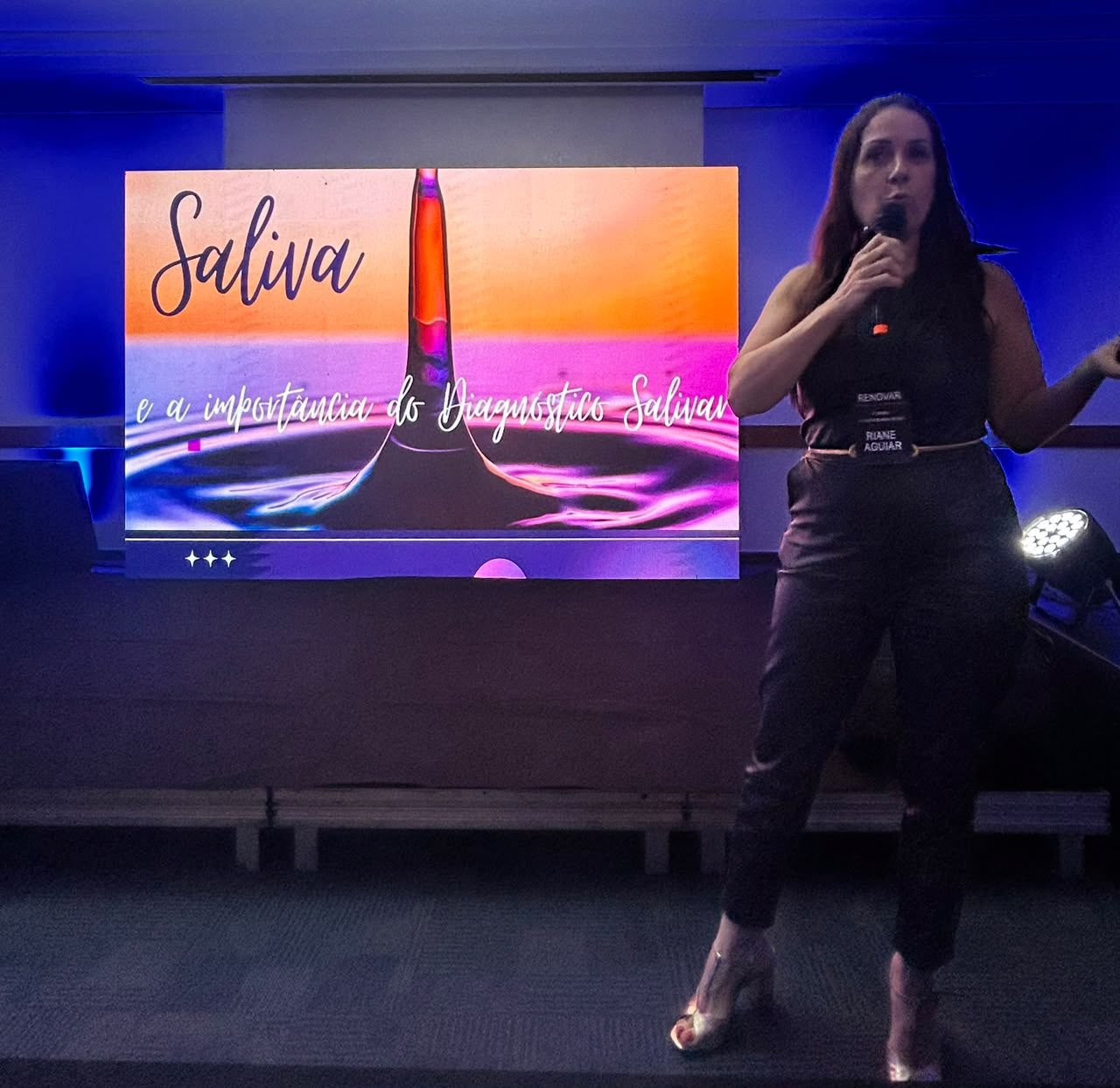 Dra. Riane Aguiar apresentando a palestra Saliva e a importância do Diagnóstico Salivar
